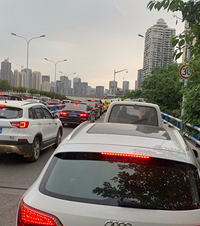 遍地是车,早晚高峰堵到怀疑人生,可偏偏汽车消费券也来凑热闹了