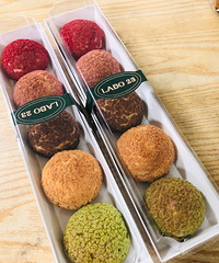 买了一堆甜品为2只“松鼠”庆生,彩虹泡芙和拿破仑都值得一试