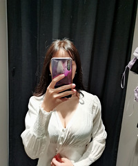 久违的逛街,试了几套衣服都不错!你们猜是哪个牌子的
