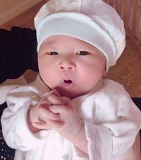 不是都说酸儿辣女吗?我生的妹妹,孕期却超喜欢吃酸李子