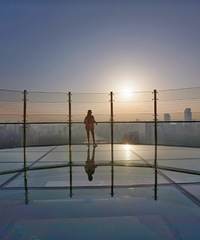 打探来福士探索舱观景台,在250米高空水晶连廊上俯瞰重庆美景