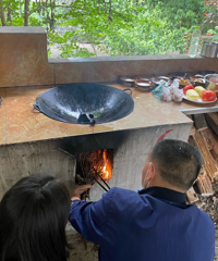可以自己生火做饭的山庄,还能摘蕨菜钓鱼,耍ktv泡野温泉