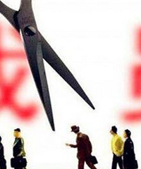 公司裁员我失业了,目前三套房贷款200万,要不要卖房减轻压力