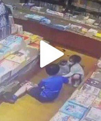 10岁男孩骗5岁女孩舔下体,脱女孩内裤去摸,男方家长说是自愿