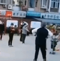 小男孩玩滑板影响跳广场舞,被老人故意用脚绊倒,额头重重着地