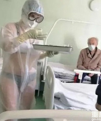嫌热!俄罗斯一护士在透明防护服内穿比基尼工作,已受到处分