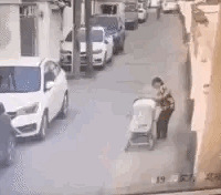 这也太粗心了!大妈推婴儿车,小孩掉落被车碾压,竟然浑然不觉!