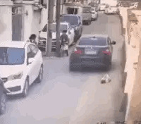 这也太粗心了!大妈推婴儿车,小孩掉落被车碾压,竟然浑然不觉!