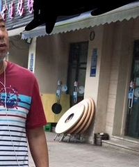 今天走到街上碰到个人,越看越面熟,有人能看出来是谁吗?