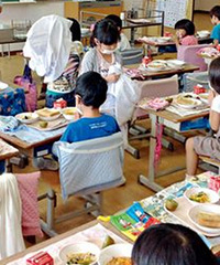 孩子马上读一年级了,为中午发愁,该接回家吃还是在学校吃?