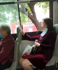 公众场所大声的视频聊天好尬