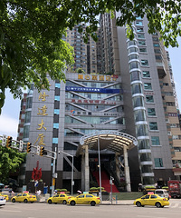 都是培训机构的大厦现在好冷清,机构开门了,却一个人都没得