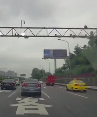 早上06:58的东环立交附近,大量“龟速车”造成通行效率降低