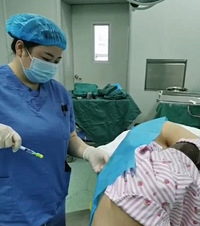 剖腹产生下8斤多重的妹妹,医生说第一次见抓着便便出生的宝宝