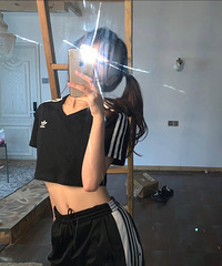 Adidas竟然有这么时尚的款式,简单的T恤+裤子穿出女团风