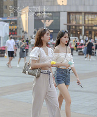 最新重庆街拍,打望北城天街小姐姐们,看初夏出街怎么穿最好看!