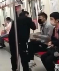 什么情况?一女子地铁内持二维码乞讨,遭拒后竟伸手搂抱男乘客