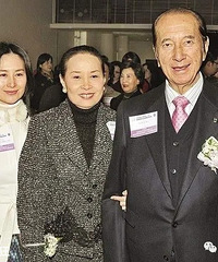 赌王5000亿家产分割,她撕掉各房成赢家?开扒继承者何超琼
