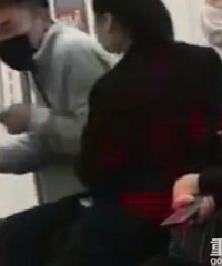 什么情况?一女子地铁内持二维码乞讨,遭拒后竟伸手搂抱男乘客