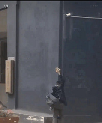 现在的娃儿怎么这么残忍哟,拿砖头砸猫