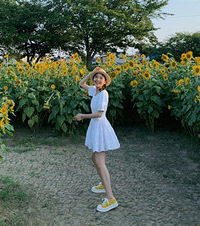 一大波夏日穿搭美照来袭!蓝色碎花裙很凉快,随便一拍都超好看