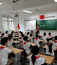 重庆今天好多小学生加入少先队了,第一次戴上红领巾,都开心得很