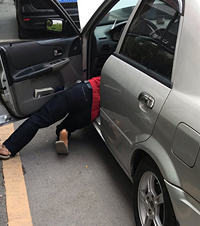 自己到人和车管所上线审车,遇到很多好心人,审车费是130元