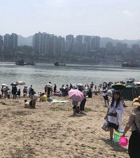你们带娃出去玩没得?据说欢乐谷要排3小时、动物园人多到限流了