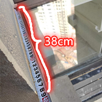 邻居扩建阳台,烟道都抵拢我家窗户了,想协商态度还傲娇,求支招
