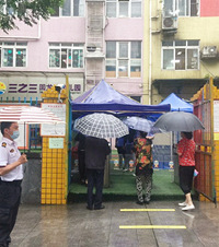 重庆的幼儿园今天开园,大人终于解放了!风大雨大也要送神兽回笼