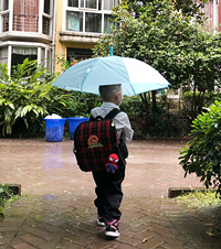 重庆的幼儿园今天开园,大人终于解放了!风大雨大也要送神兽回笼