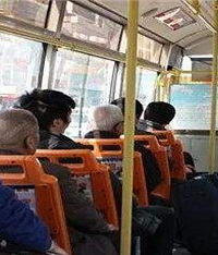 同事说坐公交车的都是穷人