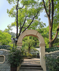 这个公园好适合拍汉服照,环境复古花也多