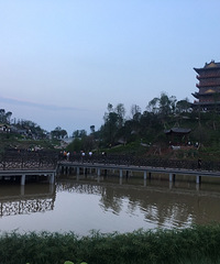 终于逛了下初具雏形的香国公园,娃儿耍的多,风景也可