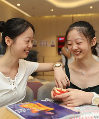 ����һ�꣬���ݱ�����͹�챻���ƣ��Һ����ö���Ц��