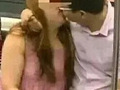 情侣在地铁上亲亲