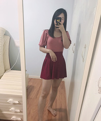 ����һ�����������ݵ�Ӿ�£���ɫ�����԰�