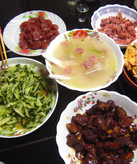 你们是在茶几吃饭还是餐桌吃饭?我家餐桌就是摆设