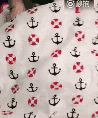 小孩的睡姿能有多奇葩?掀开被子那刻仿佛在开盲盒......笑晕