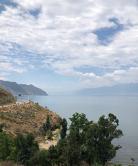 趁现在机票住宿便宜走大理,住湖景房承包整片洱海,还体验了扎染