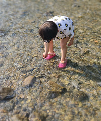 清澈见底的河水,配上蓝天白云下的风车