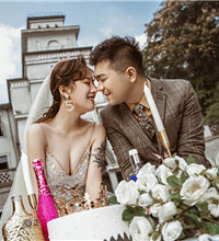 是家里的两只狗狗撮合我们在一起的,所以拍婚纱照也带上了它们