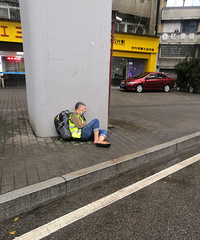 在路上看到一位老人躺在路边,帮他叫了警察,不知道他现在可好