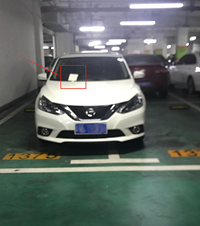 跨车位线停的车被留字条了,虽然字写得不好但是意思很明确