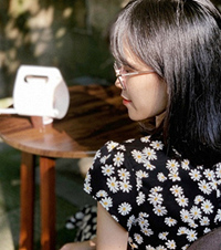 这条小雏菊面料很舒服有质感,还是旗袍式侧面开衩设计,好显身材