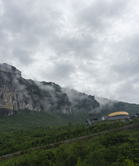 Ůɽзץ򽣬ˮ峺쳬סɫ