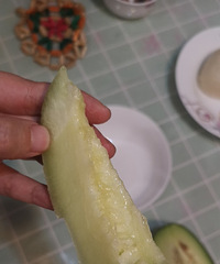 团了三种蜜瓜,长得各不相同,味道都很好吃