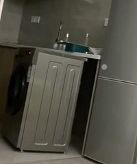 莫名喜感!洗衣机洗着衣服突然“离家出走”