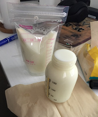 这次送的都是4月中下旬——5月中旬左右的冻奶,40斤左右