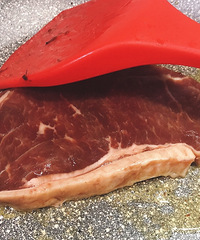 买到了便宜味道好的牛排,一家人都赞不绝口